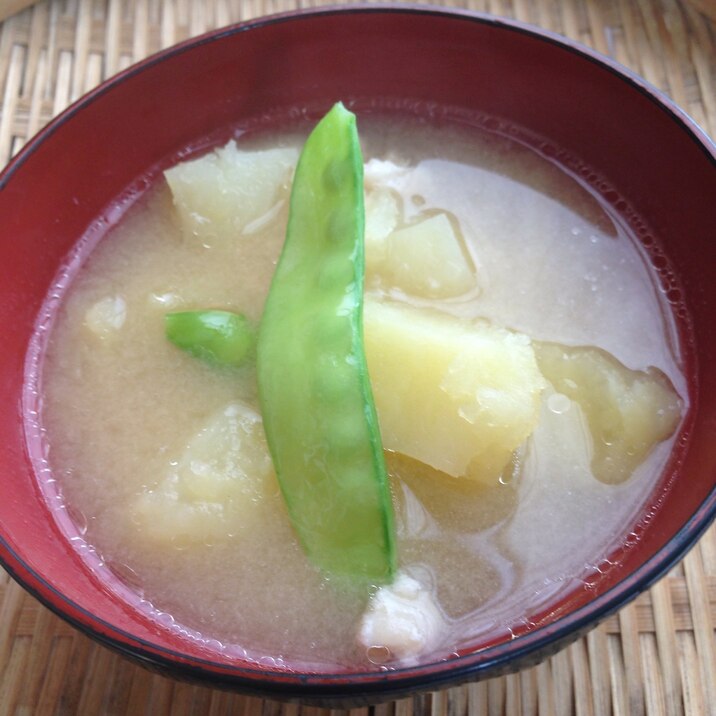 新じゃが鶏皮絹さやのお味噌汁♪